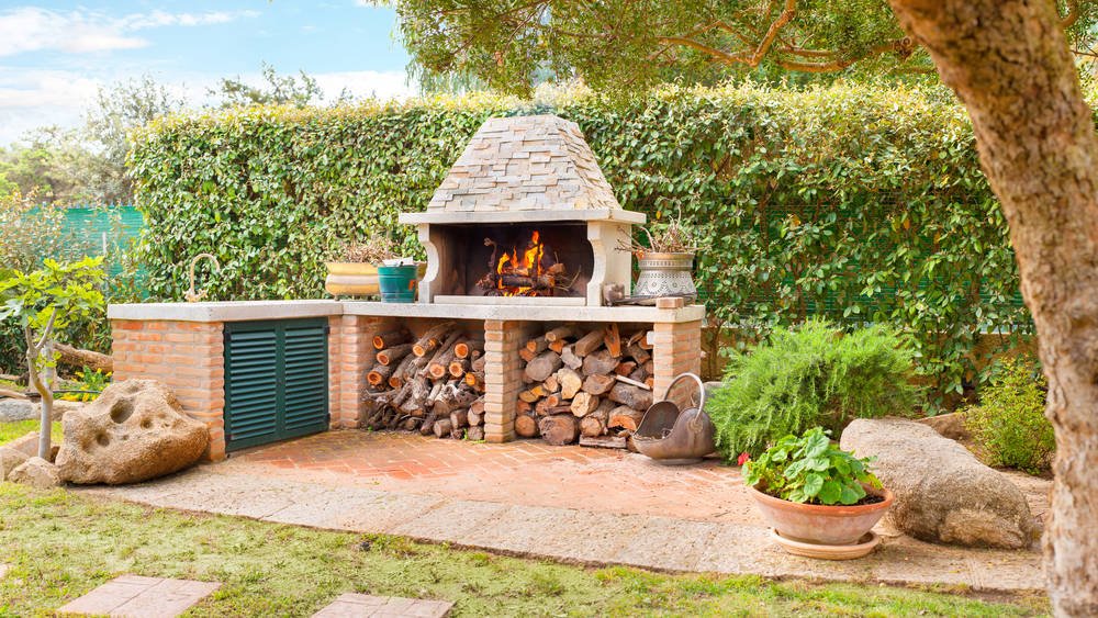 Créer un abri métal ou bois pour son barbecue : une solution en
